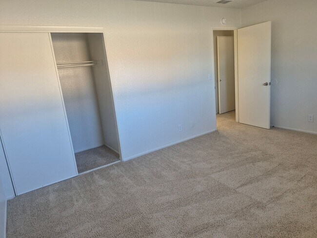 Building Photo - Unit 40 - Spacious 2nd Floor 1 Bed 1 Bath Apartment Home in Anaheim