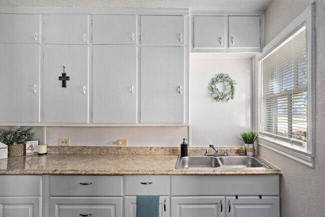 Building Photo - "Charming 2-Bedroom Duplex Retreat on Clou...