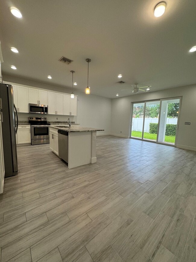 Building Photo - 1031 Mango Dr