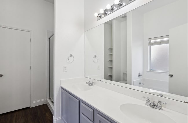 Building Photo - "Charming 3-Bedroom Home Just Minutes from Downtown Dallas!"