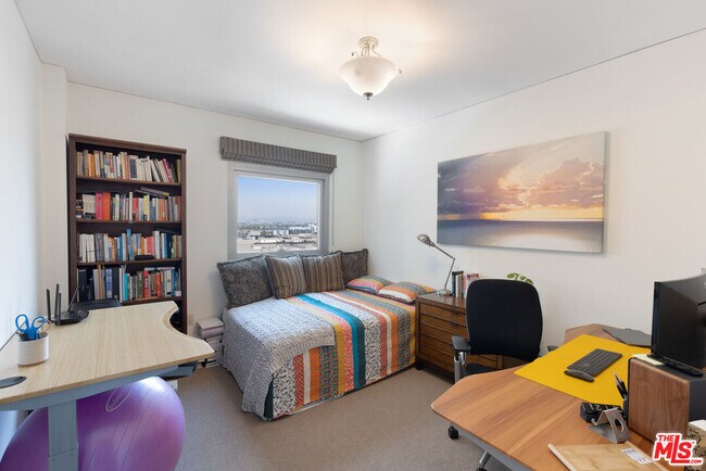 Building Photo - 13650 Marina Pointe Dr