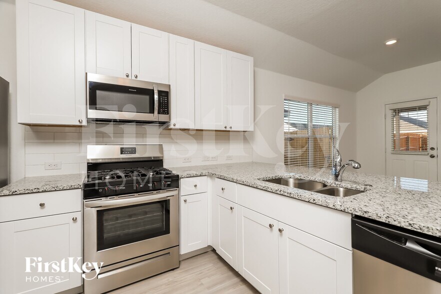 Building Photo - 10710 Vinateros Dr