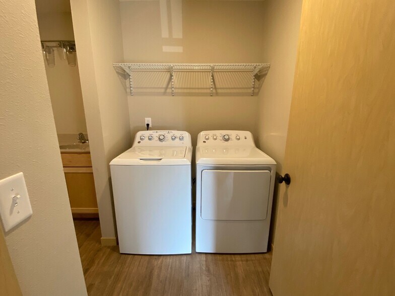 Building Photo - 604 5th Ave S