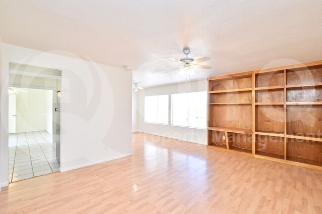 Building Photo - 4265 E Vineyard Rd