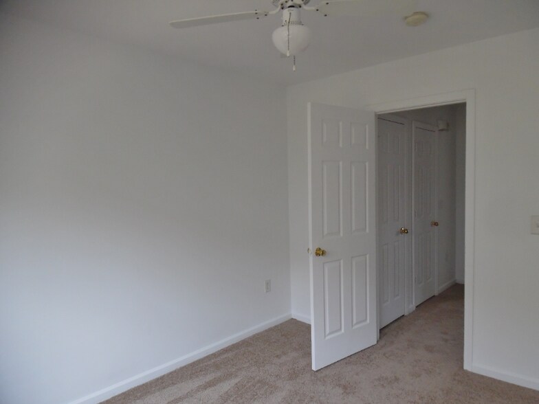 Building Photo - 118 University Village Dr