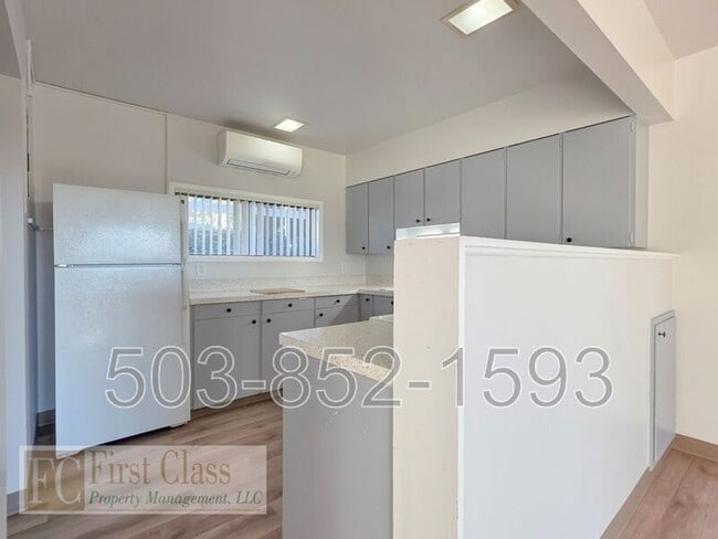 Building Photo - 8500 SW Canyon Dr