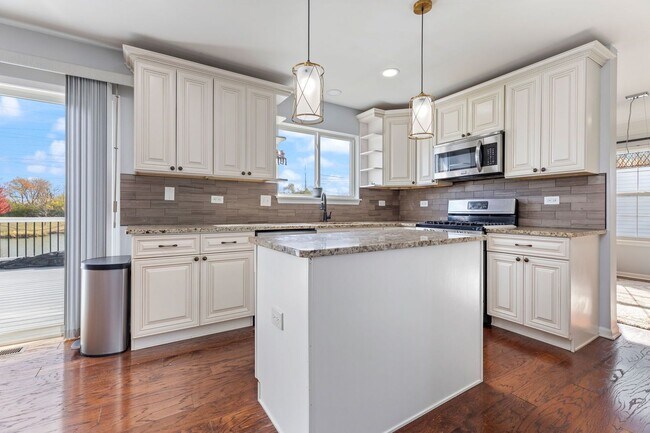 Building Photo - Incredibly beautiful 4 Bedroom 2.5 Bath Home