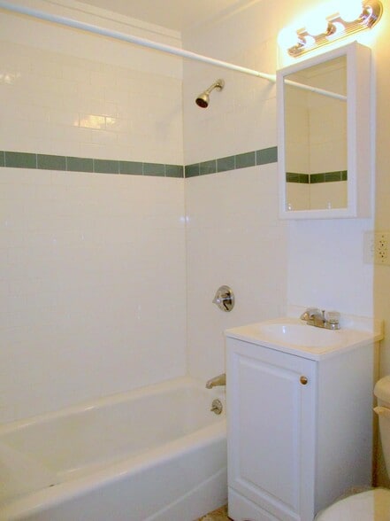 Building Photo - 2 Central St