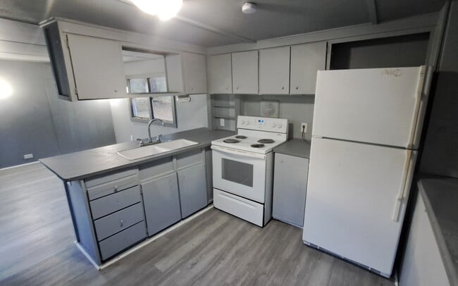 Building Photo - 613 4th St