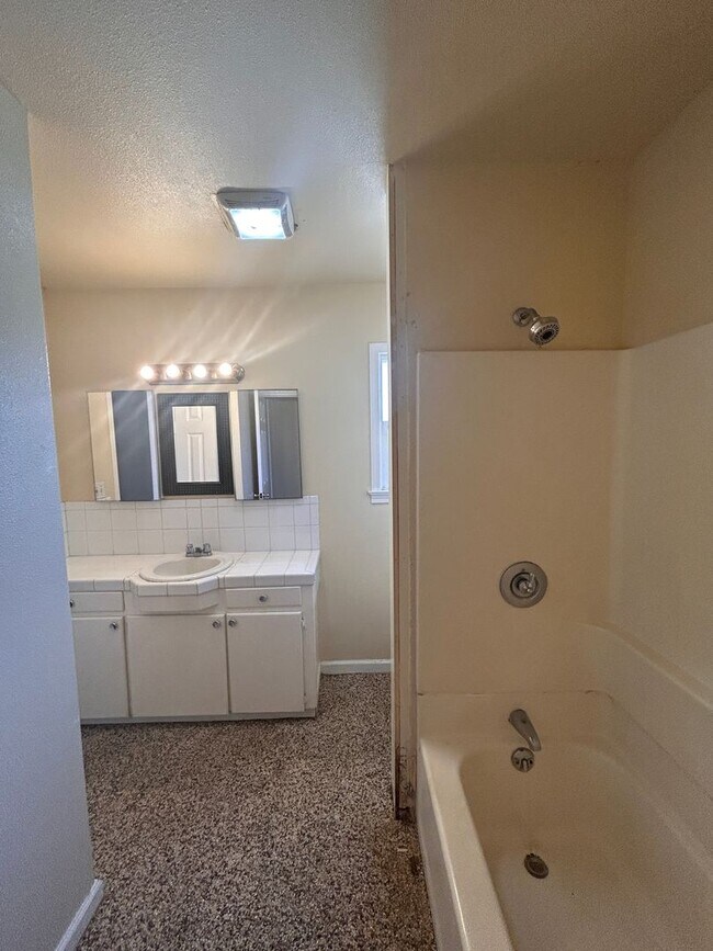 Building Photo - Affordable in Northwest Hanford with central air