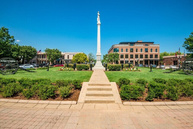 Building Photo - Charming 4BE/3BA Home in Historic Downtown Franklin!