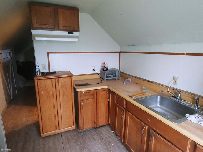 Building Photo - Studio, 1 bath Triplex - 3549 West 129th S...