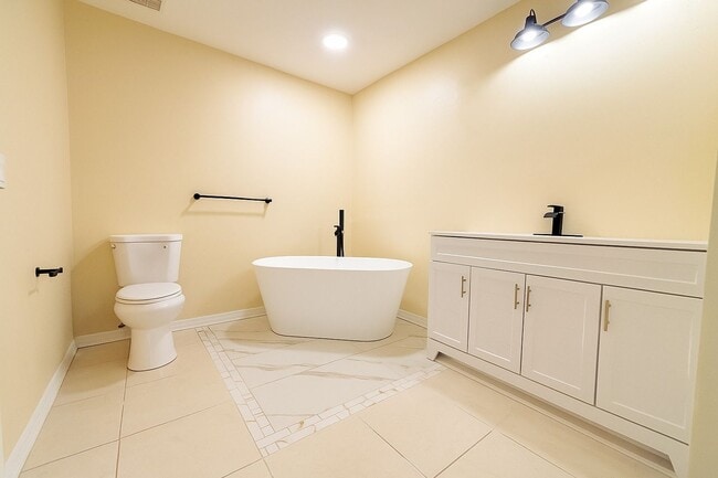 Building Photo - Elegant Newly Remodeled 3-Bedroom Home in ...