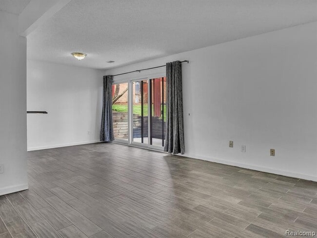 Building Photo - 2118 Pauline Blvd
