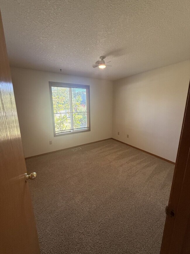 Building Photo - Updated 3B/2Ba Ranch in Five Corners!