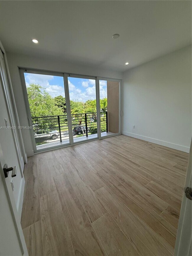 Building Photo - 1981 SW 33rd Ave