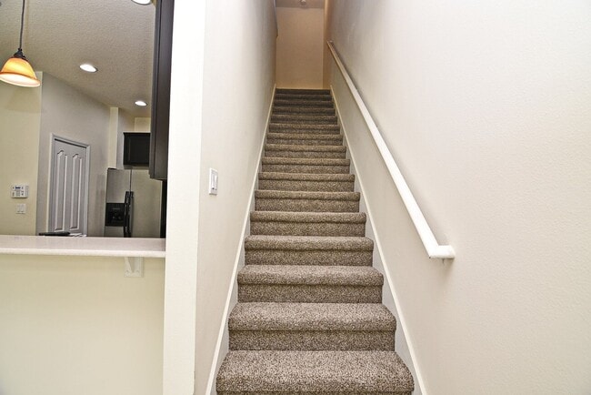 Building Photo - Lovely Town Home Available