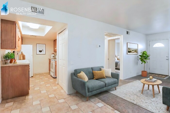 Building Photo - 455 W Kelso St