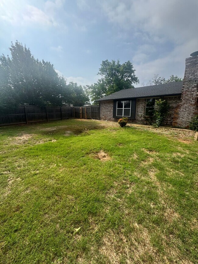 Building Photo - 3 bedroom, 2 bathroom, 2 car garage in Sou...