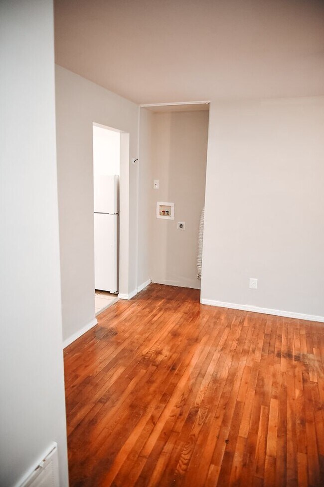 Building Photo - 4700 Walnut Grove Ave