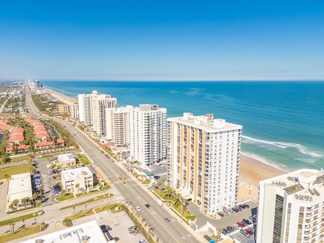 Building Photo - Beautiful Direct Oceanfront Condo in Dayto...