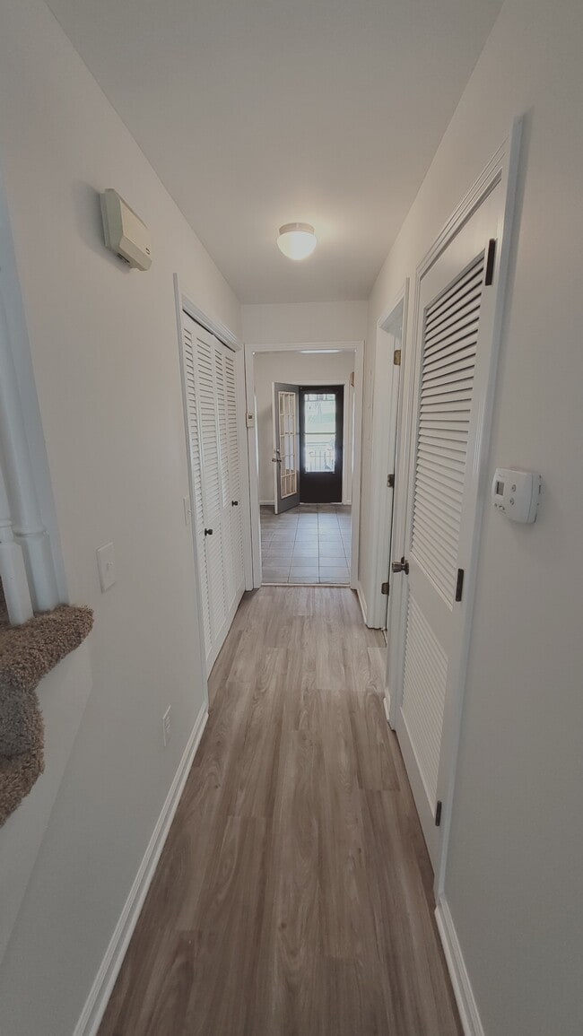 Building Photo - 301 Hickory Pl