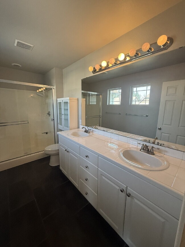 Building Photo - 2 Bedroom 3 bath Townhome Available for Im...