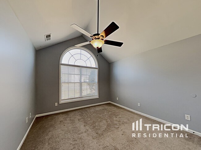 Building Photo - 247 Lantana Dr
