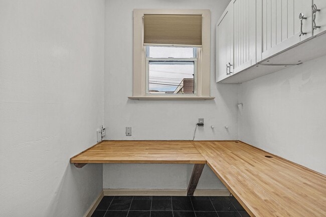 Building Photo - Classic 1910 Craftsman home