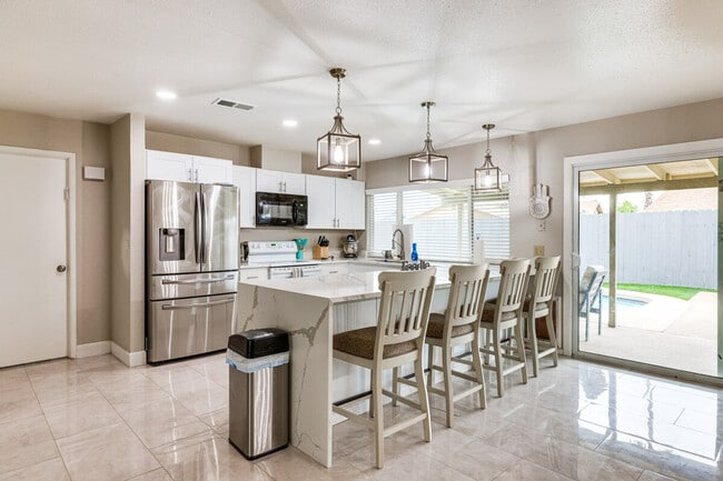 Building Photo - 903 W Harvard Dr