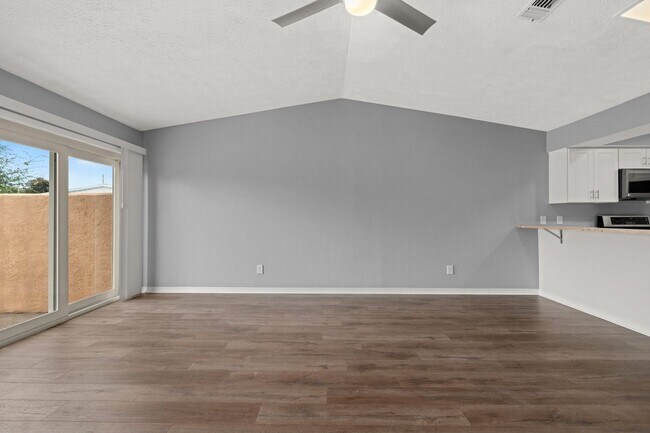 Building Photo - Charming 3Bed/2Ba Duplex Unit Convenient t...