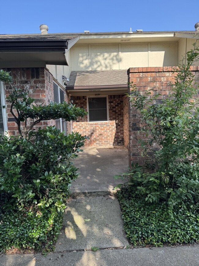 Building Photo - 905 Bluebird Dr