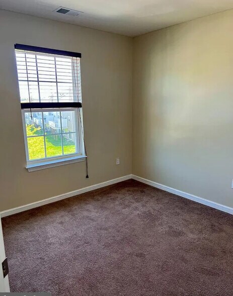 Building Photo - 689 Jacobsen Cir