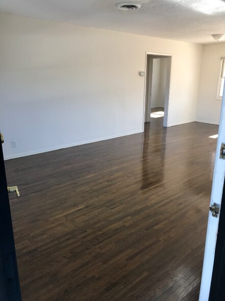 Building Photo - 13744 Burbank Blvd