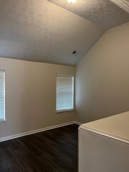 Building Photo - 827 Hannah Ct