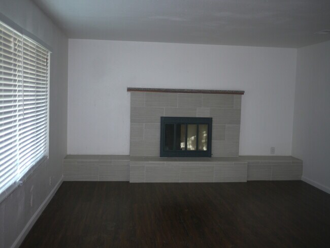 Building Photo - Charming 2-Bed, 1.5-Bath Home with 2-Car Garage in Hesperia, CA!
