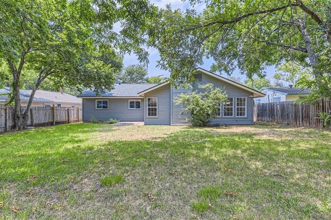 Building Photo - 8017 Briarwood Ln
