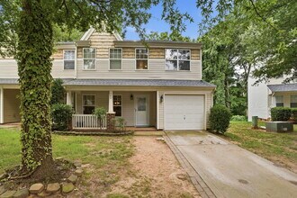 Building Photo - Spacious End Unit Townhome!