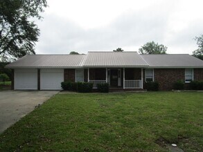 Building Photo - Located in Cul-De-Sac