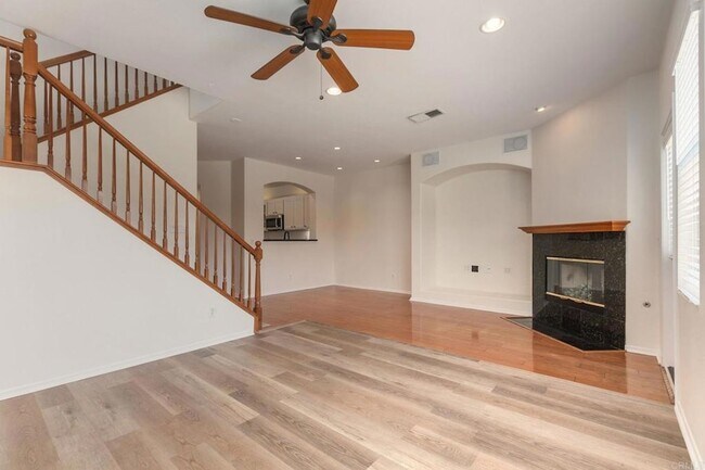 Building Photo - 633 Sumner Way