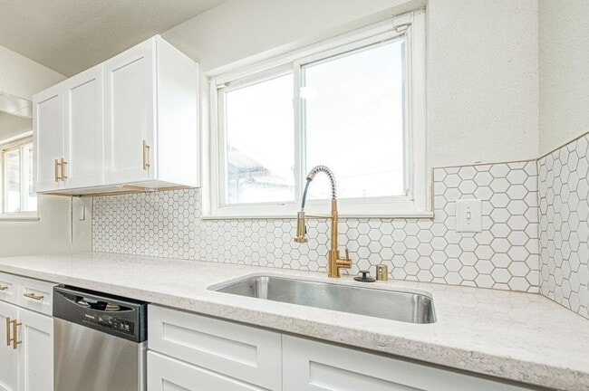 Building Photo - Beautifully Updated 3-Bedroom Single-Famil...
