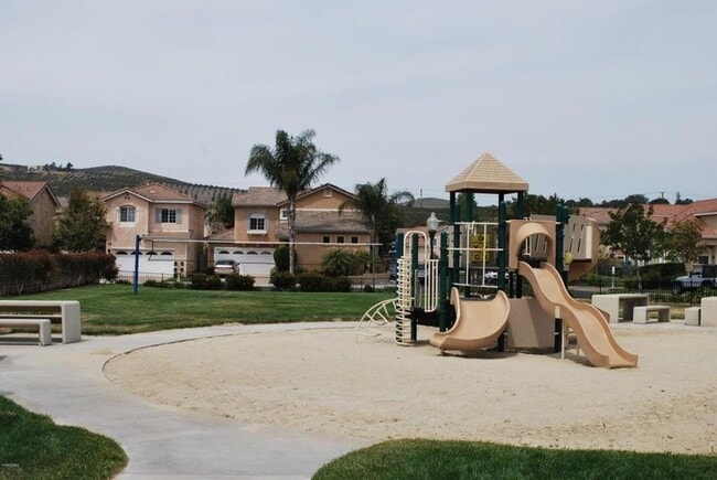 Building Photo - 3 Bed, 2.5 Bath Townhome in gated Park Lane Community