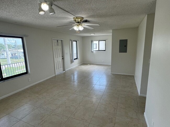 Building Photo - 1181 W River Dr