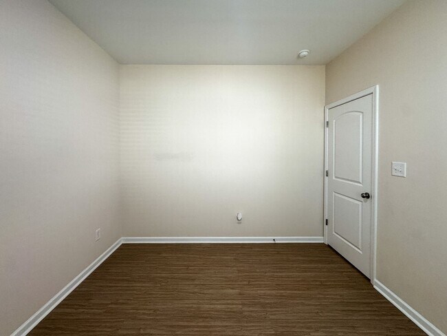 Building Photo - Stunning 3 Bed 2 Bath Home in Fayetteville