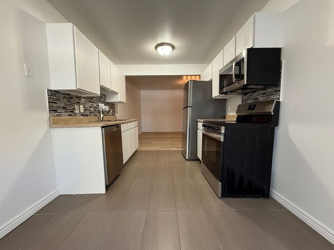 Building Photo - Remodeled Condo in West Valley