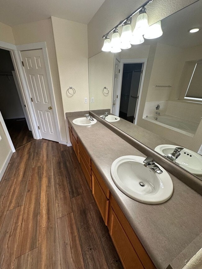 Building Photo - Beautiful Home in Windsor!