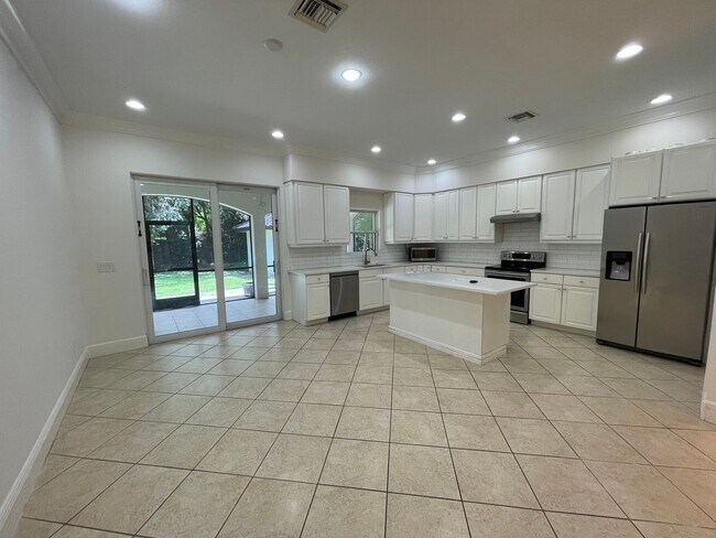 Building Photo - ANNUAL RENTAL - 3 BEDROOM + DEN/ 3 BATH SP...