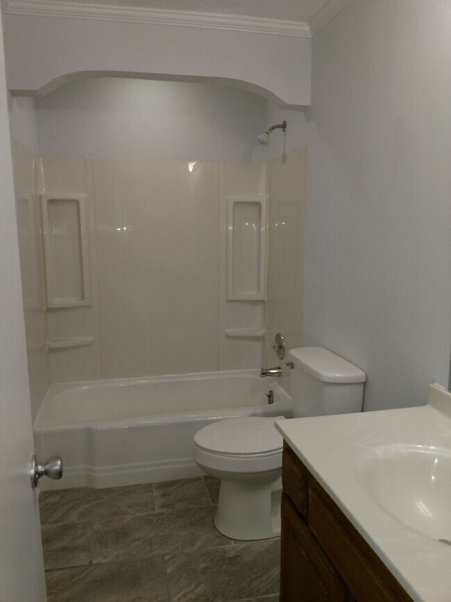 Building Photo - 3 Bedroom 3 Bathroom House in Town of Fron...