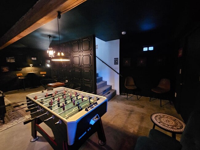 Building Photo - Spacious and Bright 2 Bed / 1 Bath with a ...