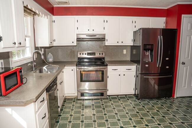 Building Photo - 1643 Colonial Manor Dr